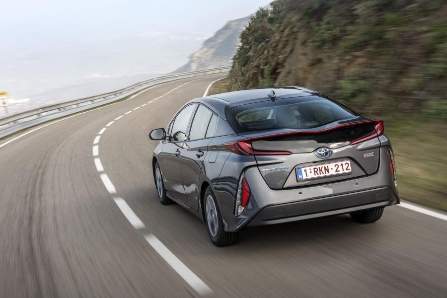  Toyota Prius Plug-in Hybrid 2016 года  (фото 145 из 187)